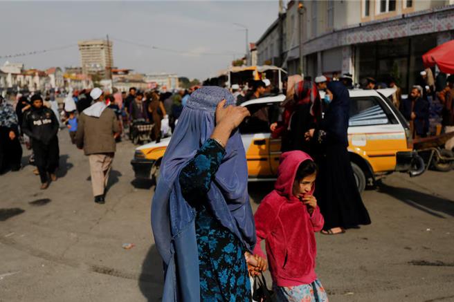 2022年11月即將實施公園禁令前的阿富汗女性（圖／路透社）