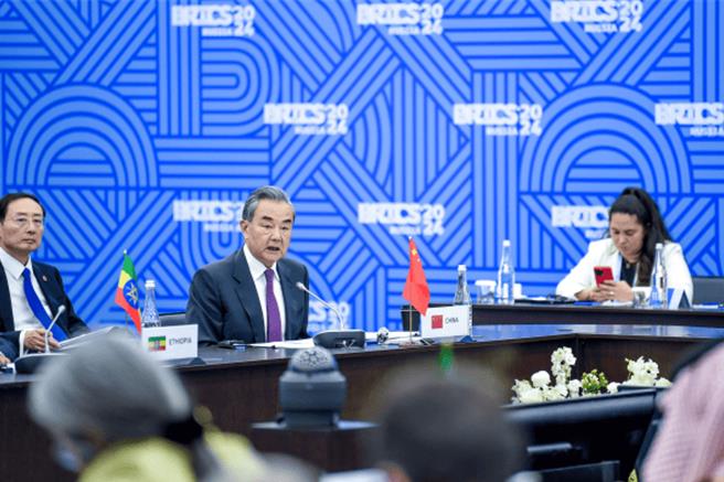 金砖＋南南合作王毅（左2）提普遍安全发展优先公平正义三点坚持。（大陆外交部）