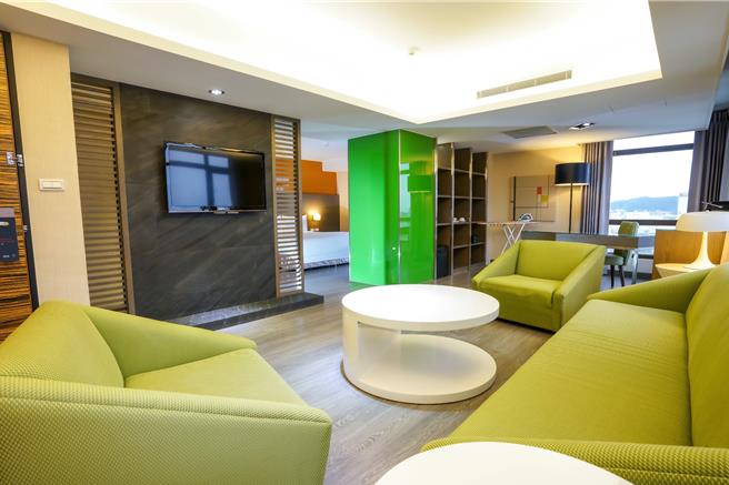 「一泊二食」豪运接龙限定住房专案」，每房依照房型人数提供活力早餐及特制的蒸笼点心套餐，再加赠「豪运接龙-纸塑创作个展」限量纸塑收藏品。(力丽观光提供)