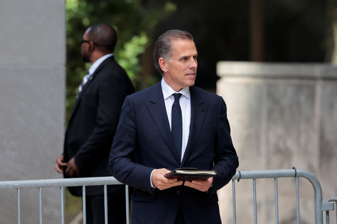 2024年6月10日，美國總統拜登次子杭特·拜登在刑事指控受審當天走出聯邦法院。（路透社）