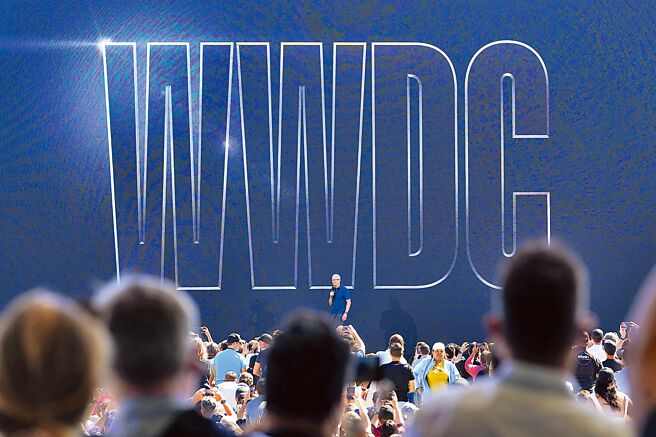 苹果WWDC开发者大会登场，全球聚焦苹果释出更多AI相关细节。图／美联社