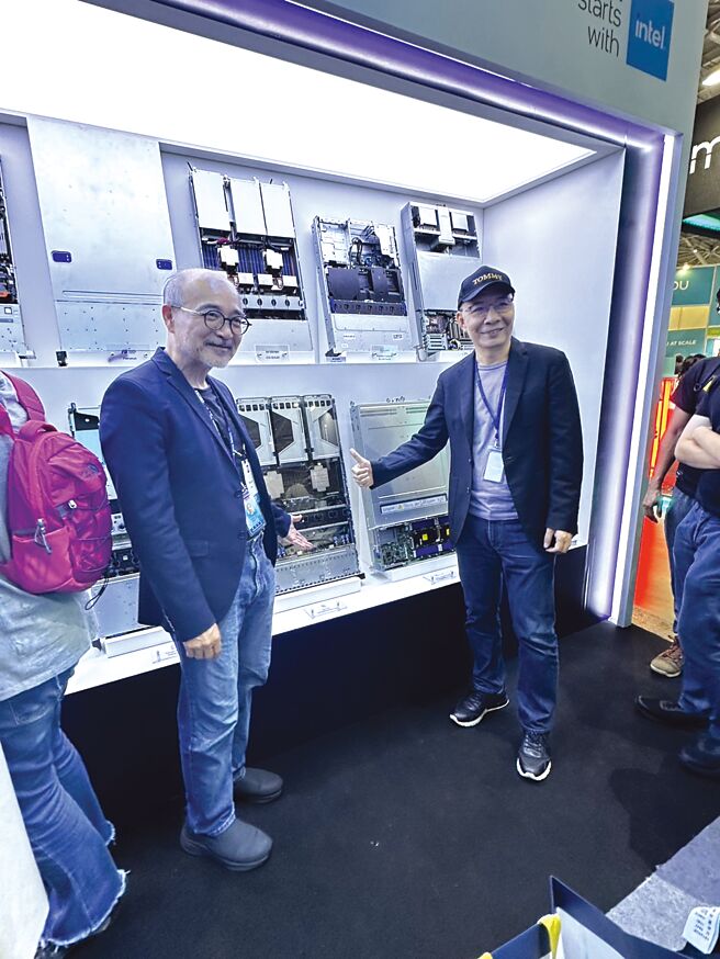神准董事长蔡文河（右）及总经理林伯彰（左）亲自带领公司团队参加今年COMPUTEX。图／神准提供