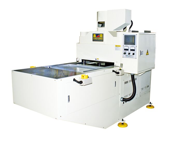 矗霖機械CSS-603M高精度四柱式油壓裁斷機（伺服送料），德國鋼板（超精度）百分百，可代替傳統式鉆板，是無塵室廠房中最佳的專用機種。圖／矗霖機械提供