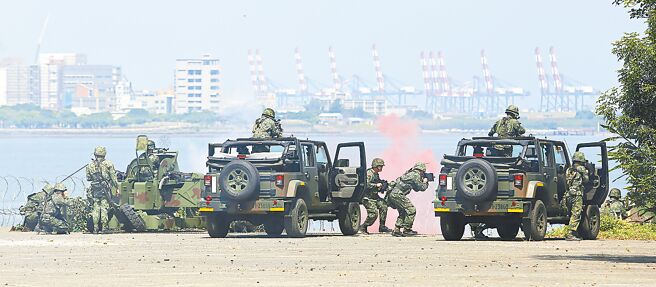 淡水河对保卫首都有重大战略意义。图为2018年汉光演习时，负责淡水河守备的关渡指挥部演训画面。（本报资料照片）
