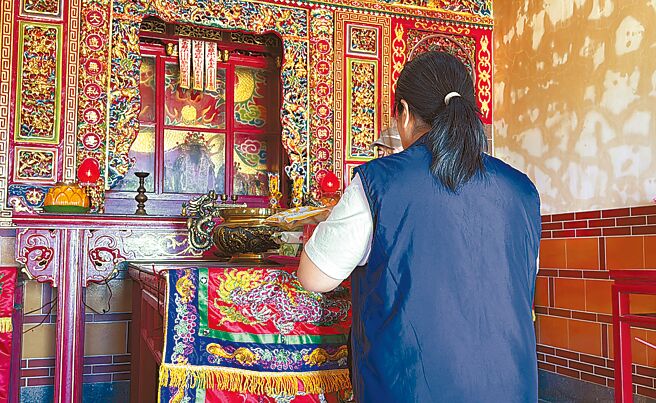 遭陆方滞留的胡姓士官已申请志愿退伍获准，胡母每天烧香拜拜，祈求祖先、神明保佑，让已恢復百姓身分的孩子早日平安归来。（本报资料照片）