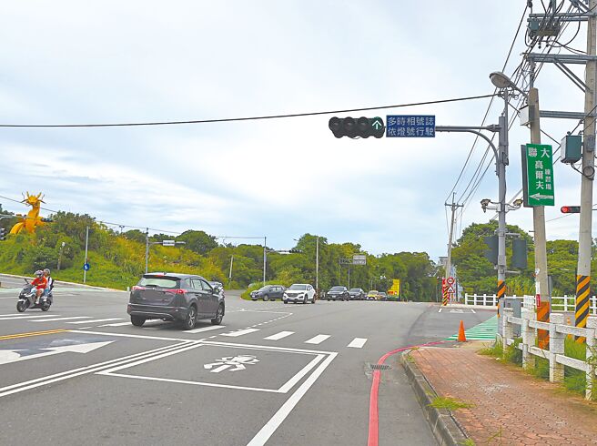 苗栗聯合大學二坪山校區前尖豐路（台13線）與聯大路口，常有學生反映交通動線繁雜，導致車禍事故頻傳，縣議員陳光軒接獲陳情，邀相關單位會勘，決定從10日起3個月試辦不強制兩段式左轉。（李京昇攝）