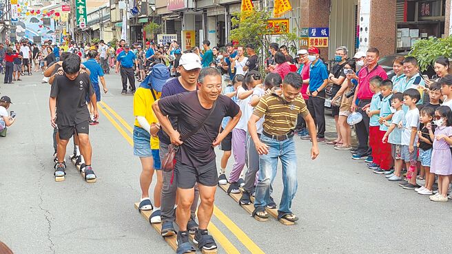 民眾挑戰4人木屐競走，場面熱鬧有趣。（台中市民政局提供／陳淑娥台中傳真）