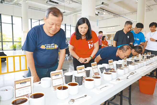 南投巧克力咖啡节10日推出南投县咖啡评鑑分享会，由专业杯测师评审团解说，副县长王瑞德（左一）与民眾同席开箱首尝「第13届南投县咖啡评鑑」获奖咖啡赛豆风味，共度端午佳节。（南投县府提供／陈淑芬南投传真）