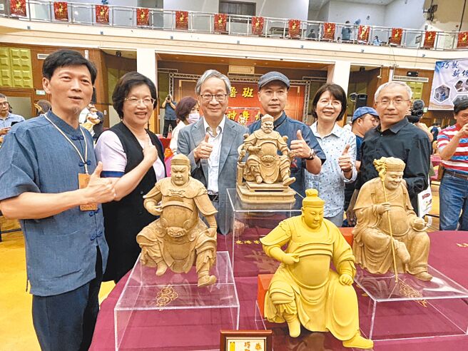 文化部長李遠（左三）參觀鹿港魯班公宴展出的108桌「看桌」形式的工藝作品。（文化局提供／葉靜美彰化傳真）