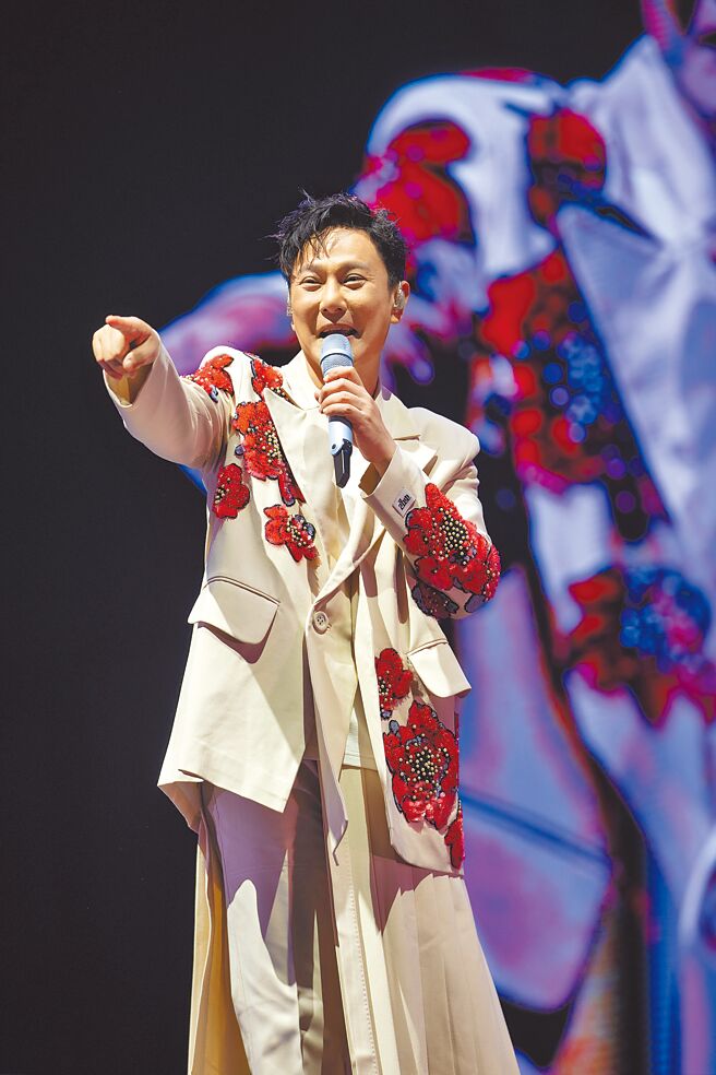 张信哲赴杜拜开唱，热情与当地粉丝互动。（潮水音乐提供）