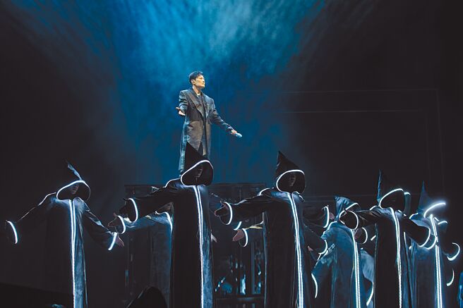 张信哲日前赴杜拜开唱，在台上卖力演出。（潮水音乐提供）