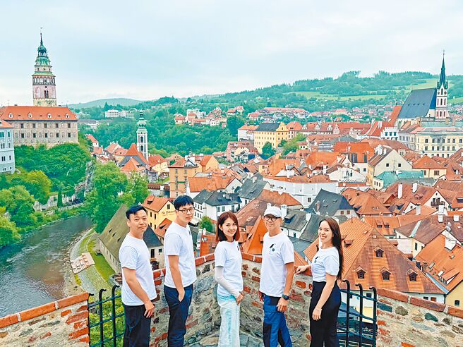 林鈺婷（中）率山狗大後生樂團參與「GMA35 H Party！」演出。（新視紀整合行銷提供）