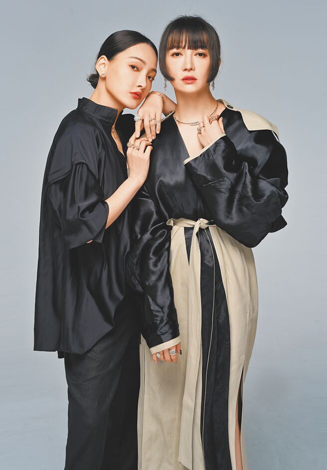 林映唯（左）與李杏日前挑戰舞台劇《婚內失戀》有精采演出，雙姝攜手拍攝DAMIANI時尚專題，留下美好回憶。（攝影／JOJ PHOTO‧圖片企畫／中時時尚‧服裝提供／Ferragamo）