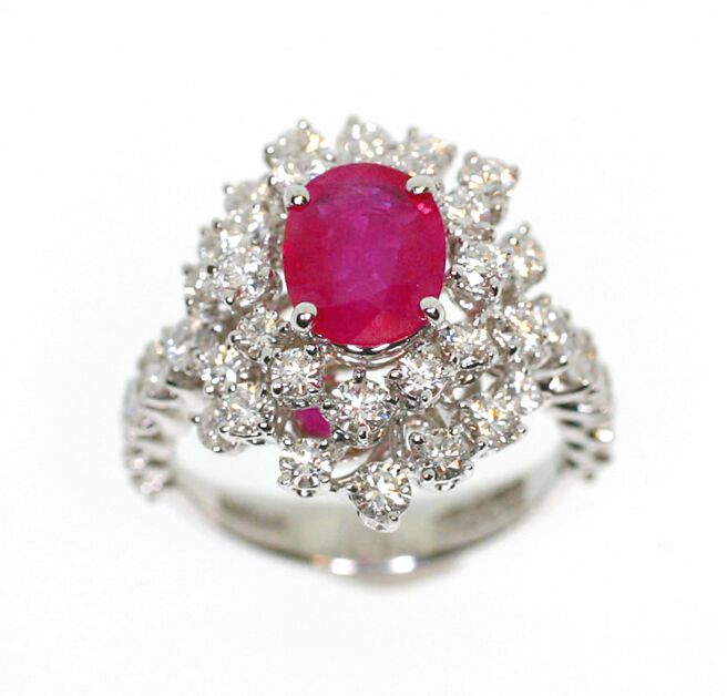 DAMIANI Absolute Mimosa絕對含羞草系列紅寶石鑽石戒指，鑽石總重2.02克拉，紅寶石總重2.23克拉。（DAMIANI提供）