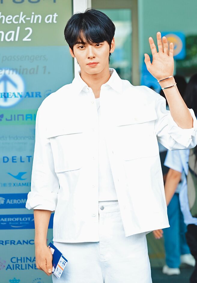 车银优戴Chaumet Bee My Love系列作品，同样准备动身前往威尼斯。（Chaumet提供）