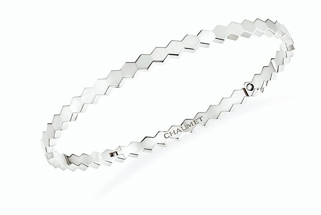 Bee My Love白K金手环。（Chaumet提供）