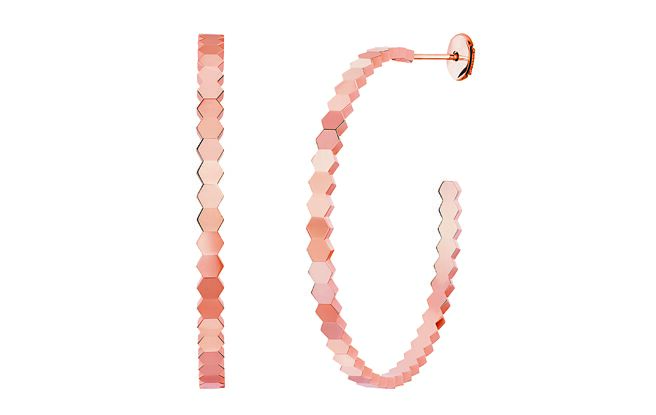 Bee My Love玫瑰金耳环大型款。（Chaumet提供）