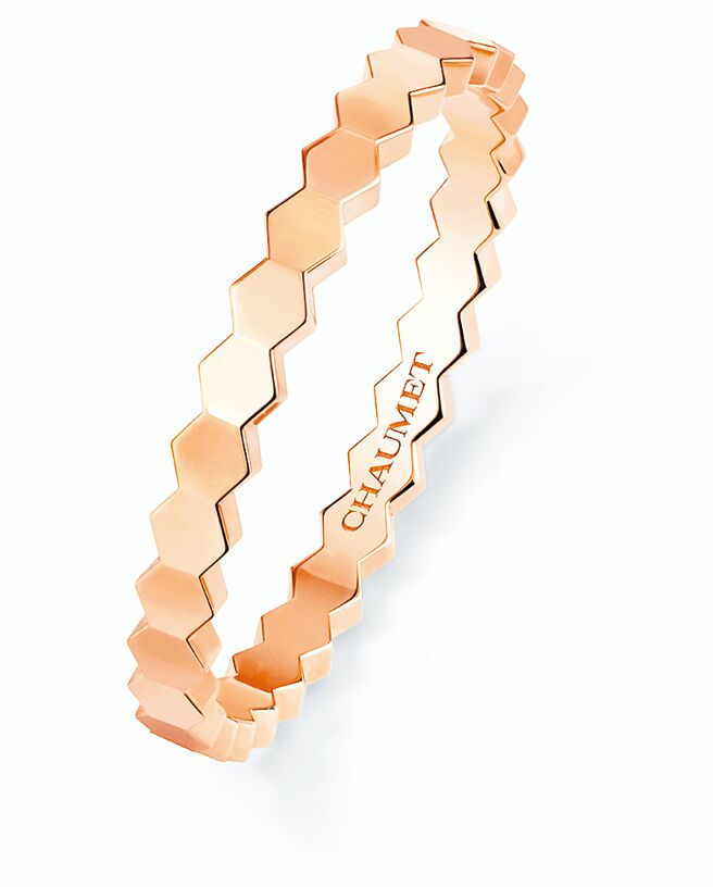 Bee My Love玫瑰金戒指。（Chaumet提供）