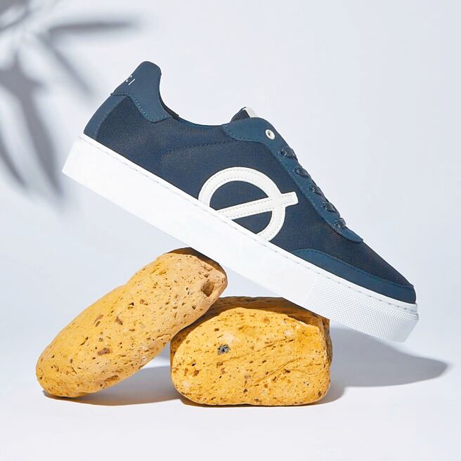 LOCI友善地球，即日起至18日止，黑色狂潮BLACK WAVE限定款黑鞋现折1618元。（LOCI提供）