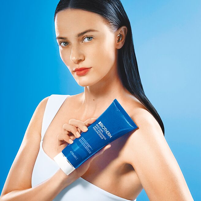 碧儿泉奇蹟焕肤身体轻磨砂凝胶，成分和包装改为对地球更友善。（碧儿泉提供）