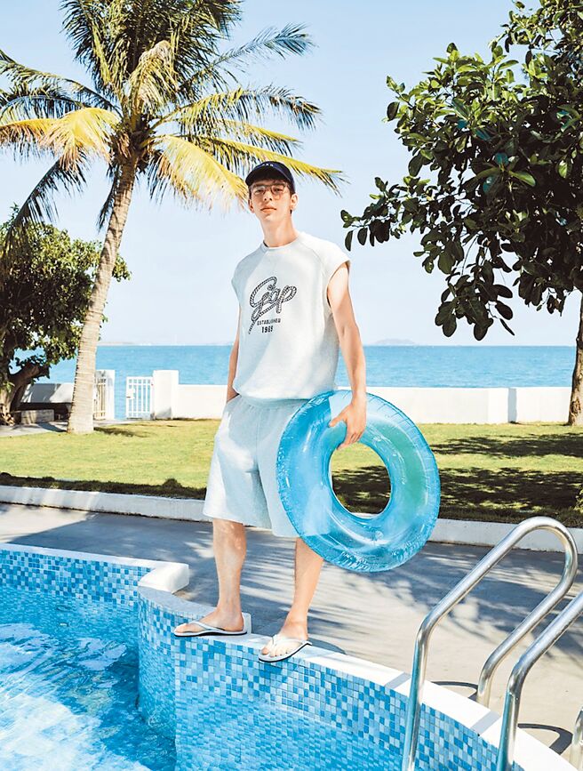 Gap復古休閒Modern Preppy系列透过缤纷运动套装、印花单品展示海滩派对的青春活力感。（Gap提供）