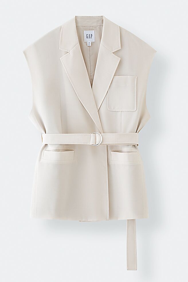 Gap质感简约Premium Blue系列中的女装「米色翻领背心外套」，999元。（Gap提供）