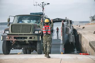 與潮汐賽跑！外離島港運作業分秒必爭  「搭跳」展精湛技能