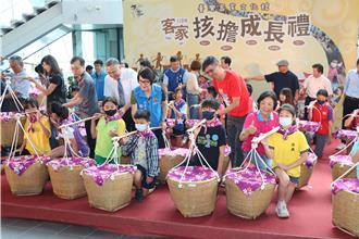 客家㧡擔成長禮 畢業生㧡擔、奉茶傳承客家精神