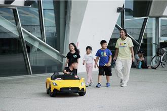推廣汽車產業 北市汽車產發聯合會邀偏鄉孩童體驗電動車