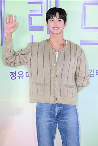 《夢境》搶搭AI熱潮 秀智、朴寶劍甜秀CELINE完美穿搭