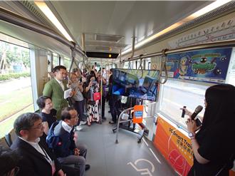 高雄輕軌5G智慧列車 透明螢幕即時AR導覽添搭車樂趣