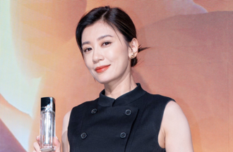 賈靜雯「透膚禮服」辣照曝光 網驚：奔5還能美成這樣？