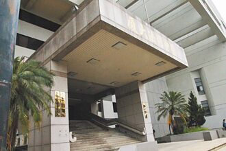 揪身障者及少年搶劫 18歲男判3年7月