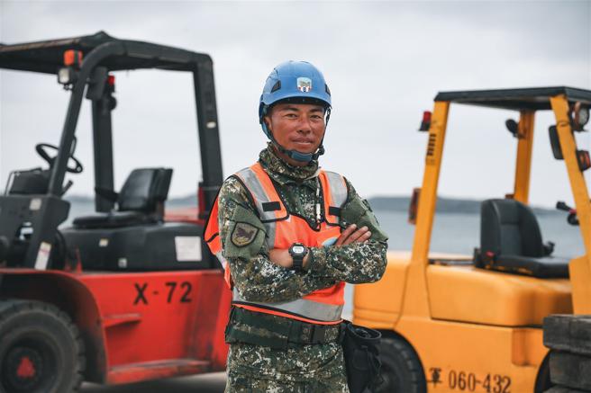 陈建利士官长。（记者陈彦陵摄）