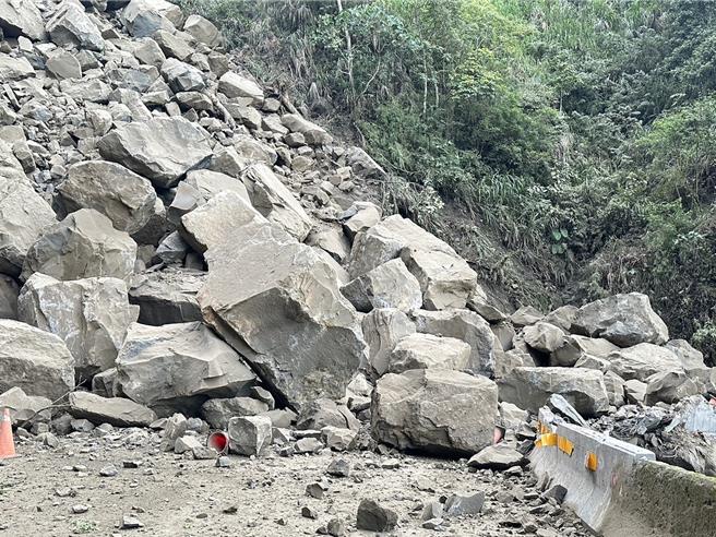 嘉義縣道159甲28公里處，12日清晨發生大量土石崩落阻斷交通情況，由竹崎鄉公所派員清除、搶通。（嘉義縣政府提供∕呂妍庭嘉義傳真）