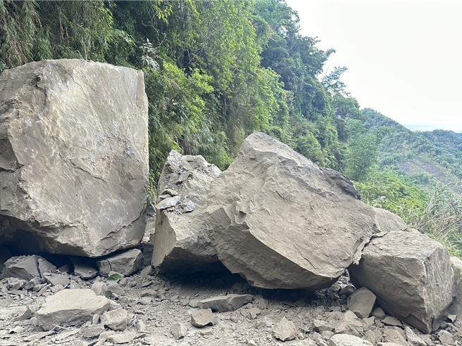 現場部分落石體積大，恐重達數噸，崩落規模不小。（嘉義縣政府提供∕呂妍庭嘉義傳真）