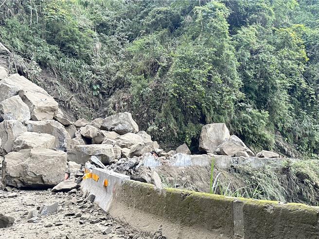 嘉義縣道159甲28公里處，12日清晨發生大量土石崩落阻斷交通情況。（嘉義縣政府提供∕呂妍庭嘉義傳真）