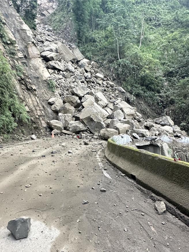 嘉義縣道159甲28公里處，12日清晨發生大量土石崩落阻斷交通情況。（嘉義縣政府提供∕呂妍庭嘉義傳真）