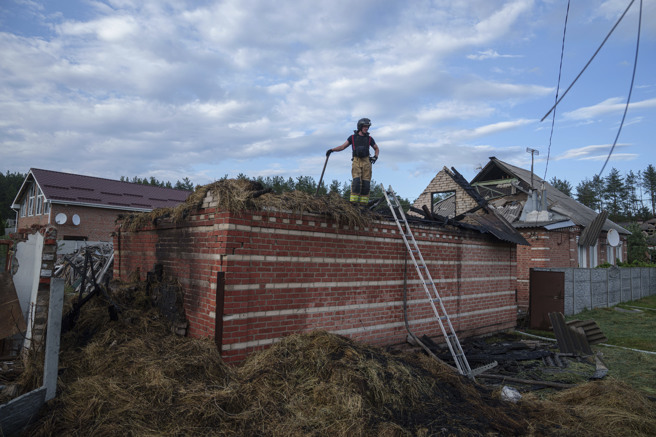 哈尔科夫地区遭受俄罗斯军队的袭击。（图／美联社）