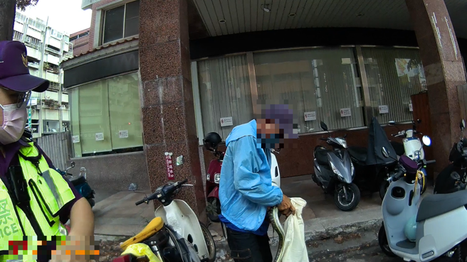 中市民权路与后龙街口超商旁惊见「黑眉锦蛇」，目测全长近2公尺。( 民眾提供 )