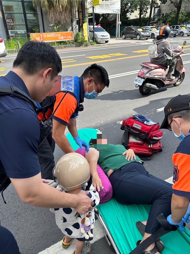 郑姓孕妇日前骑车外出突连人带车倒地，所幸遇上巡逻员警紧急煞车救援。（民眾提供／曹婷婷台南传真）