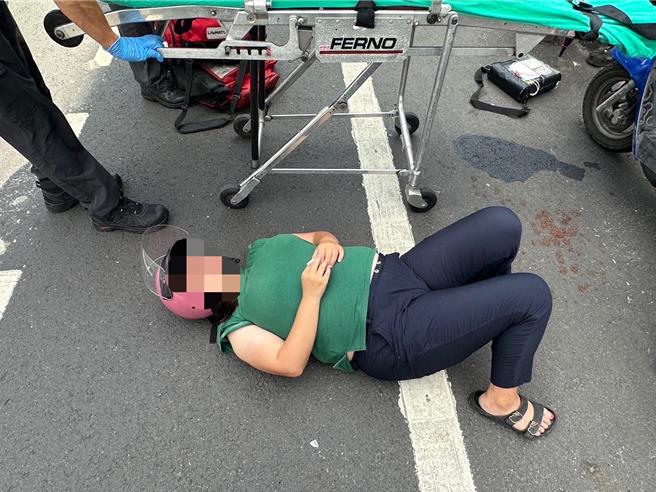 郑姓孕妇日前骑车外出突连人带车倒地。（民眾提供／曹婷婷台南传真）