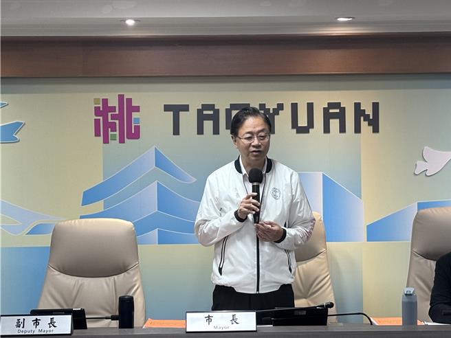 桃园市长张善政今日主持市政会议时提到，为给球员及球迷更舒适的比赛空间，桃园市政府准备投入2.5亿的经费整修桃园巨蛋。（姜霏摄）