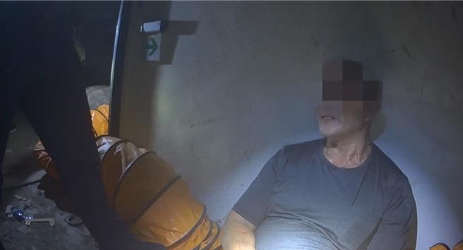 竊賊竊取電纜線致號誌停擺，警方陪同台電人員前往修復正好撞見竊賊，當場將竊賊壓制逮捕。（警方提供／任義宇高雄傳真）