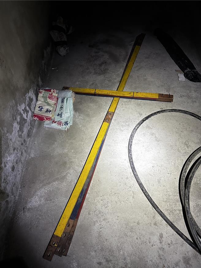 竊賊持油壓剪剪取工地電纜致路口號誌停擺，當場遭警方壓制逮捕，並搜出油壓剪、電纜線等證物。