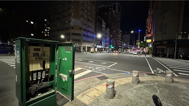 路口號誌停擺後，警方立即前往交通管制。（警方提供／任義宇高雄傳真）