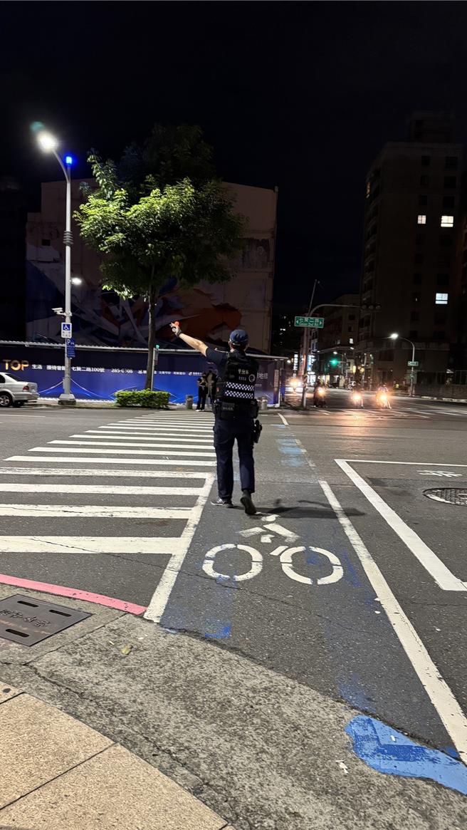 路口號誌停擺後，警方立即前往交通管制。（警方提供／任義宇高雄傳真）