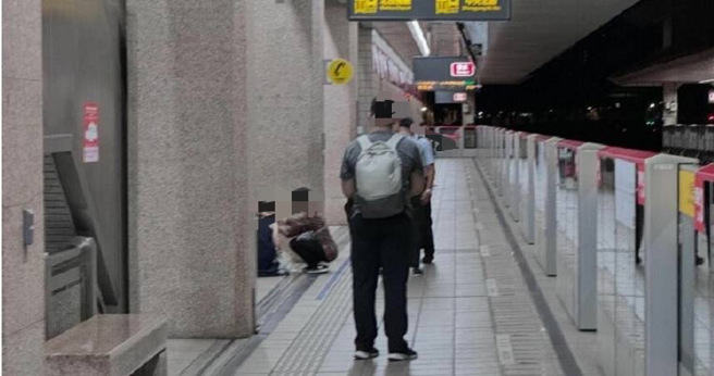 老妇在北捷车厢逼OL让博爱座爆拉扯，她头撞铁柱出血。(翻摄Threads）