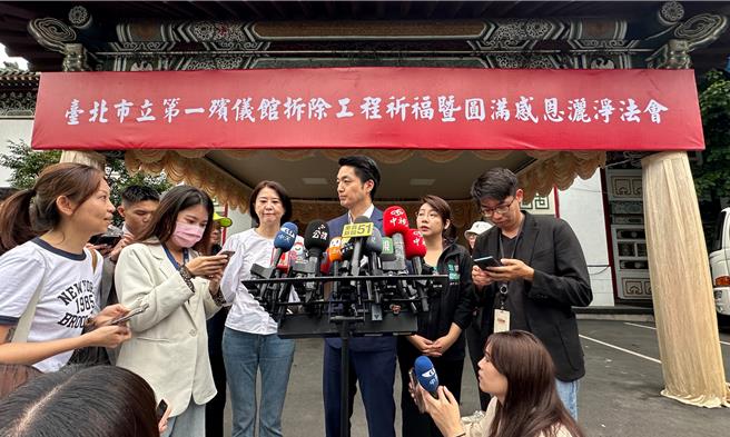 台北市长蒋万安12日上午出席第一殡仪馆祈福暨圆满感恩洒净法会，并于会后接受媒体访问。（丁上程摄）