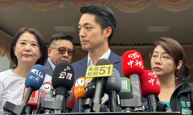 針對陸籍男子駕快艇直衝淡水渡船碼頭一事，蔣萬安12日上午受訪時表示，這個案子確實是有一點誇張，也希望中央政府藉由這一次個案的漏洞，能夠整體的就整個機制來徹底的檢討、改善。（丁上程攝）